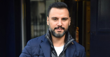 Alişan sunucusu olduğu programda seccadenin üzerinde şeytan aradı, ünlü şarkıcının o halleri sosyal medyada alay konusu oldu