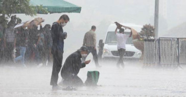 Ankara'da Sağanak Yağışa Yakalanan Cemaat Namazını Bozmadı