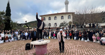Antalya'da Yüzyıllık Bayram Geleneği: Şeker Dağıtımı ve Dua