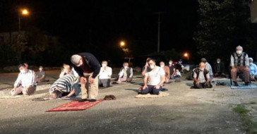 Cemaat İmama Küstü! Kıraathane Önünde Namaz Kılıyor