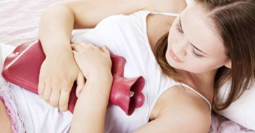 Kadınlarda adetten önce gelen kahverengi yada bulanık renkli akıntı namaza engel mi? Adet öncesi ve sonrası akıntılar regl dönemi midir?