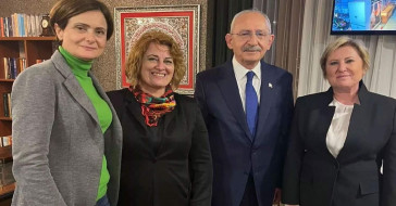 Kılıçdaroğlu’nun pozu sosyal medyada tepki çekti: Seccadenin üzerine bastı