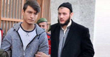 Namaz Kılan Ağabeyinin Boğazını Kesti! Bakın Neden