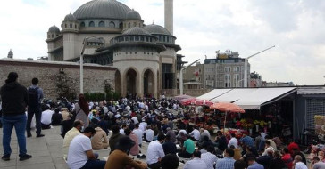 Sabahın İlk Işıklarında Camilere Akın Edildi! Taksim Camii'nde İlk Namaz