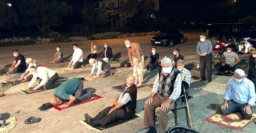 Sakarya'da İmama Kızan Halk Namazı Kıraathane Önünde Kıldı