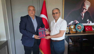 Başkan Öztürk, Kaymakam Güney'e 'Helvacı Kilimi' kitabını takdim etti