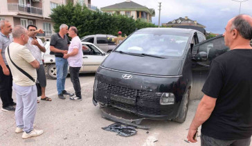 Bursa'nın İnegöl ilçesinde minibüs ile otomobil çarpıştı: 9 yaralı