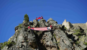 Dağcılar, 700 yıllık Kov Kalesi'ne Türk bayrağı asarak A Milli Takım'a destek verdi