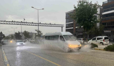 Denizli'de şiddetli yağış trafikte aksamalara yol açtı