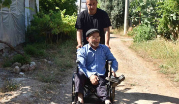 Doğuştan engelli Kerim’in karne mutluluğu tekerlekli sandalye ile taçlandı