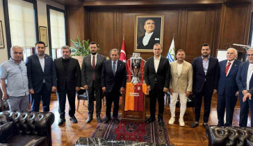 Dursun Özbek, Büyükçekmece’de şampiyonlar anıtına Galatasaray bayrağını çekti