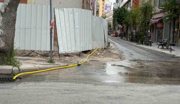 Eskişehir'de İnşaat Alanında Hortum Patladı, Sokak Göl Oldu