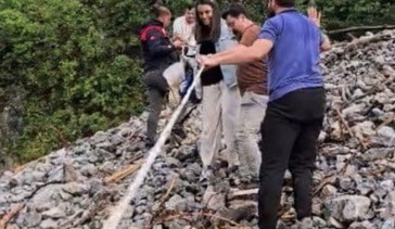 Heyelan nedeniyle kapanan köy yolunda vatandaşlar halatlarla karşıya geçti