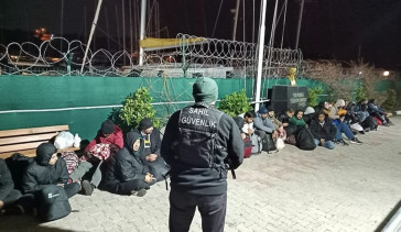 İzmir'de 25 Düzensiz Göçmen Ele Geçirildi