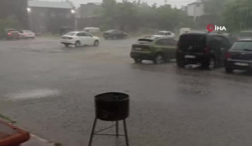Kars’ta fırtına çatıları uçurdu, ağacı kökünden söktü