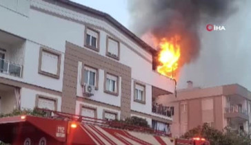 Kepez'de Yangın Korkuttu: Teras Katında Alevler Yükseldi