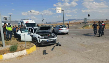 Kırıkkale'de iki otomobil çarpıştı: 6 yaralı
