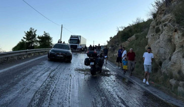 Mersin'de yola akan mazot zincirleme kazaya neden oldu