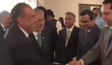 Pakistan Dışişleri Bakanı Dar, Mısır Dışişleri Bakanı ile Karşılaşmasında Denge Kaybetti