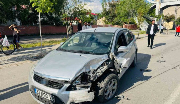 Patnos’ta kaza yapan sürücü aracını bırakarak kaçtı