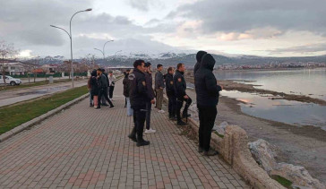 Tatvan'da Kararlılık: Polisler Soğuk Suda Vatandaşı Kurtardı