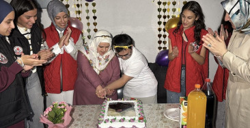 Erzincan'da Down Sendromlu Sümeyra'ya Doğum Günü Sürprizi