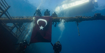 İzmir'de Cumhuriyet Bayramı Su Altında Kutlandı