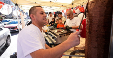 İzmirli Dönerci 29 Ekim'de Çocukları Sevindirdi