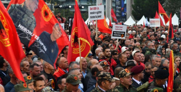 Lahey'deki Eski UÇK Komutanları İçin Tiran'da Destek Gösterisi