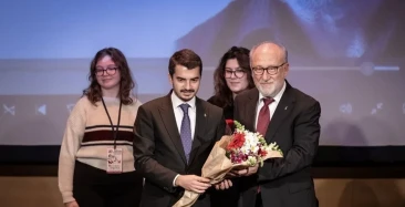 Onur ödülü Altan Erkekli'ye verildi
