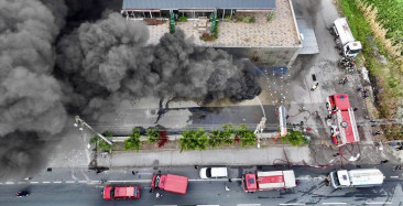 Trabzon'daki Alışveriş Merkezinde Yangın Kontrol Altına Alınmaya Çalışılıyor