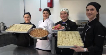 Amasya misket elması, baklavaların lezzetini artırıyor. Fıstık yerine bu elma kullanılıyor.