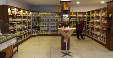 Ayvalık'ta kurulan kooperatif, 100 kadına gelir kapısı açarak yerel ürünlerin değerlendirilmesini sağlıyor.