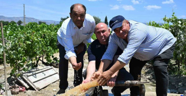 Manisa Büyükşehir Belediyesi, Sarıgöl'de üreticilerin su ihtiyacını karşılamak için yeni tarımsal sulama sondajı açtı.