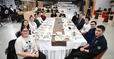 Sanayi ve Teknoloji Bakanı Kacır, ilk iftarını bilim olimpiyatı başarıları olan öğrencilerle yaptı.