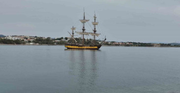 Cook Adaları bayraklı TS SHTANDART, 12 yolcusuyla Datça'ya ulaştı ve ilginç bir mavi yolculuk deneyimi sunuyor.