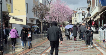 Edirne’de Yağmura Rağmen Alışveriş Yoğunluğu