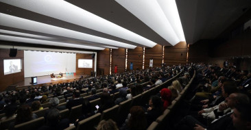 Enerji Bakanı Alparslan Bayraktar, EPIX etkinliğinde enerji uzmanlarıyla bir araya gelerek Türkiye'nin enerji hedeflerini anlattı.