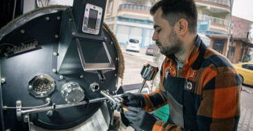 Antalya'da kahve yapma eğitimi alan Onur Aldemir, 8 ülkeye ürün gönderiyor ve 20 tonluk üretim hedefine koşuyor.