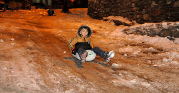 Hakkari Çukurca'da Çocuklar Kar Eğlencesi Yaşadı