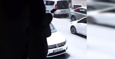 İstanbul Sultangazi'de Dolu ve Sağanak Yağış Sürücülere Zor Anlar Yaşattı