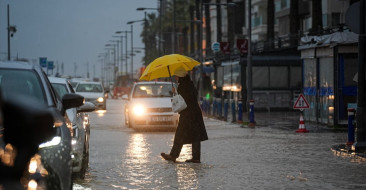 İzmir'de Sağanak Yağış Hayatı Olumsuz Etkiledi