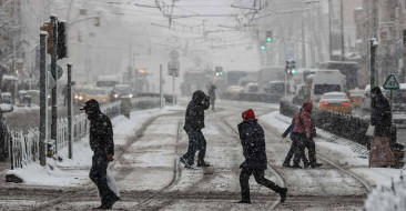 Kar yağışı yeniden başladı: Meteoroloji İstanbul için saat verdi