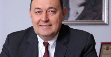 Yarıyıl tatilinde araç kullanacak sürücüler için güvenli sürüş önerileri ve lastik doğrulamaları yapılmalı.