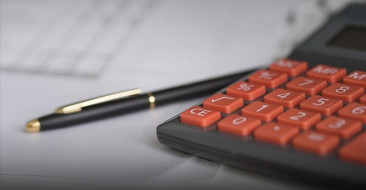 Kurumlar vergisi mükellefleri, 2025 hesap dönemine ilişkin beyannamelerini 30 Nisan’a kadar Gelir İdaresi Başkanlığına verip aynı süre içinde vergilerini ödemek zorunda. Sürenin dolmasına az kalması nedeniyle yoğunluk uyarısı yapılırken, işlemlerin GİB’in dijital sistemleri ve bankalar üzerinden gerçekleştirilebildiği hatırlatılıyor. Şartları sağlayan uyumlu mükellefler ise yüzde 5 vergi indiriminden yararlanabiliyor.