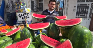Kütahya'da sezon dışı satılan İran karpuzuna vatandaşların ilgisi artıyor. Fiyatlar ve talep ile ilgili gelişmeler dikkat çekiyor.