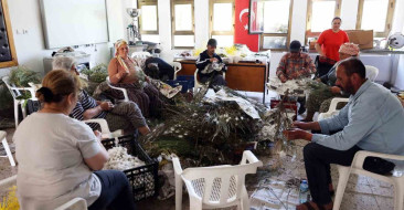 Muğla Büyükşehir Belediyesi, üreticilere destek vererek ipek böcekçiliğini yeniden yaygınlaştırıyor. İlk hasat tamamlandı.