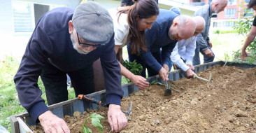Nilüfer'deki huzurevi ve konukevi sakinleri, fideleri toprakla buluşturarak sosyal bir etkinlik gerçekleştirdi.