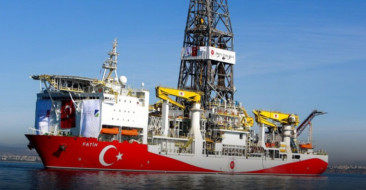 Türkiye’nin Karadeniz’deki en büyük doğal gaz keşfi olan Sakarya Gaz Sahası’nda bugüne kadar toplam 6 milyar metreküp üretim gerçekleştirildi. Günlük 9,5 milyon metreküp üretim yapılan sahada Faz-2 ve Faz-3 projeleriyle kapasitenin kademeli olarak 40 milyon metreküpe çıkarılması hedefleniyor. Yerli gazın milyonlarca haneye ulaşması planlanıyor.