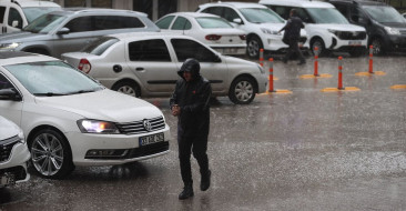 Şanlıurfa'da Sağanak ve Dolu Hayatı Olumsuz Etkiledi